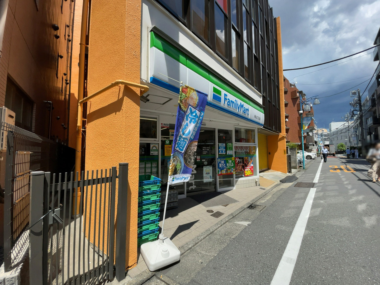 徒歩1分のファミリーマート 東山三丁目店