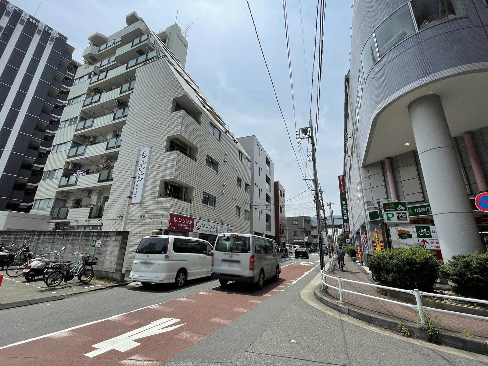 ロジエ田中ビル前面の通り
