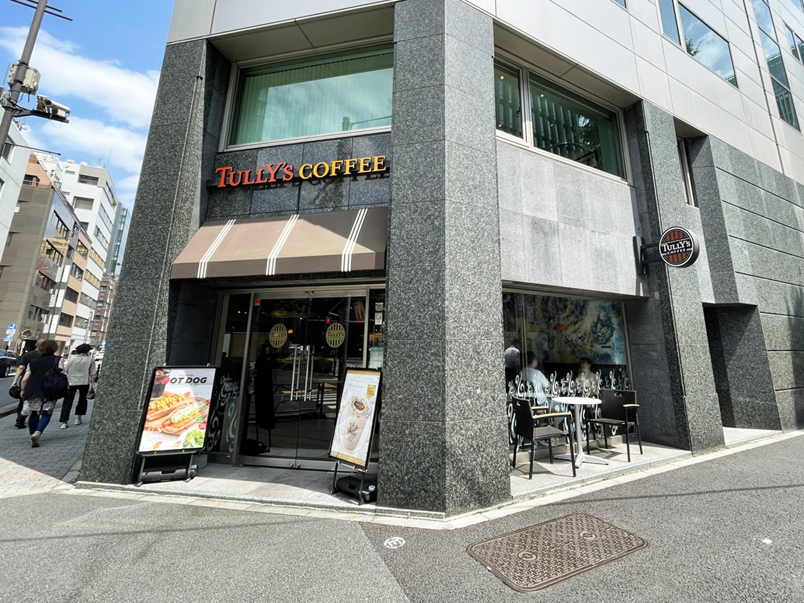 並びのTULLY'S COFFEE