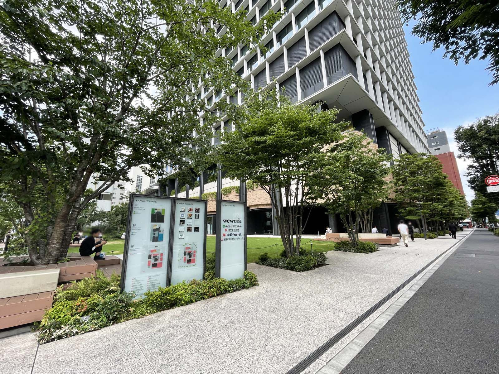 向かいの神田スクエアホール