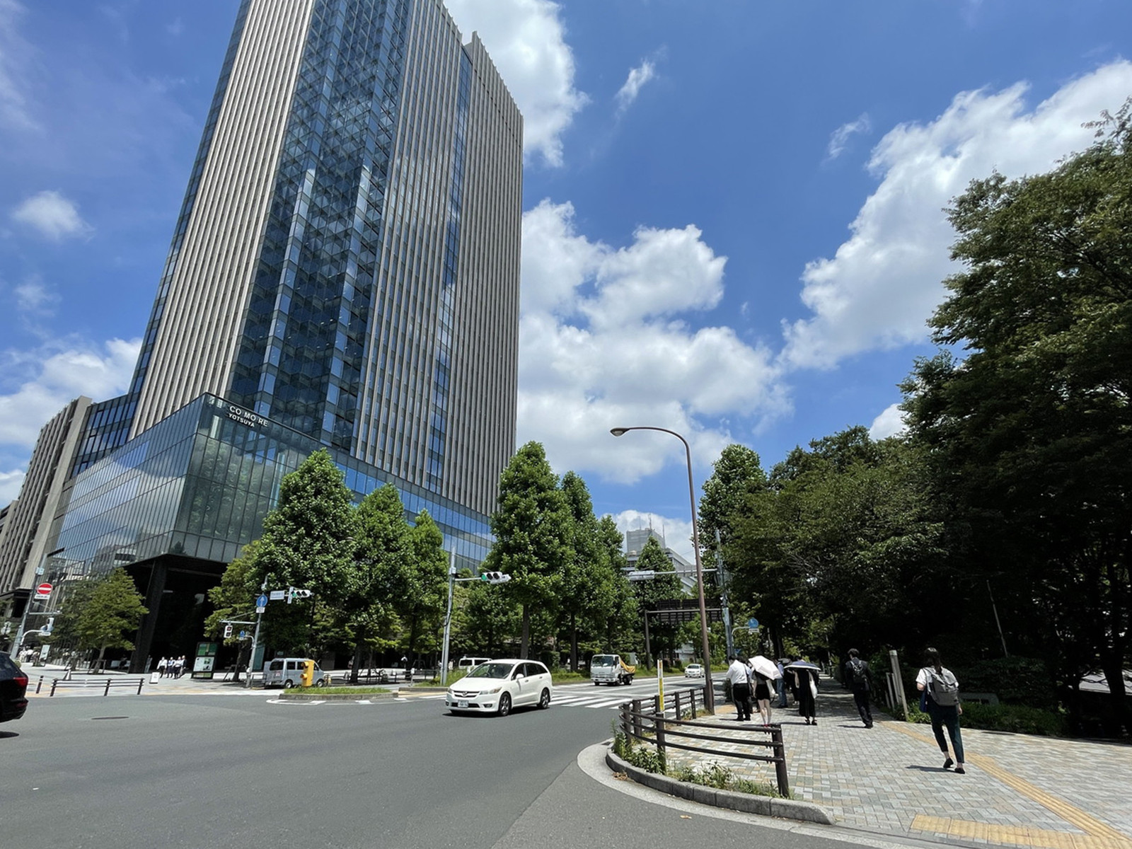 YOTSUYA TOWER前面の外堀通り