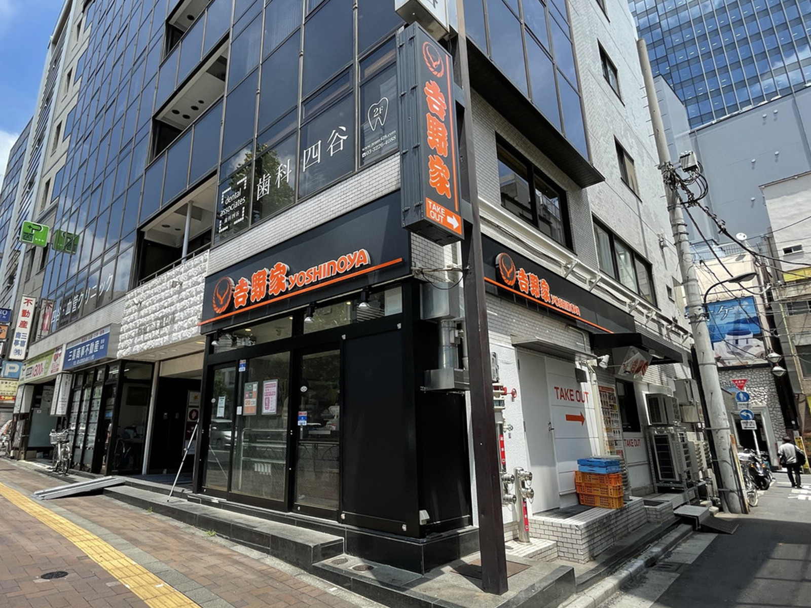 周辺には飲食店が点在