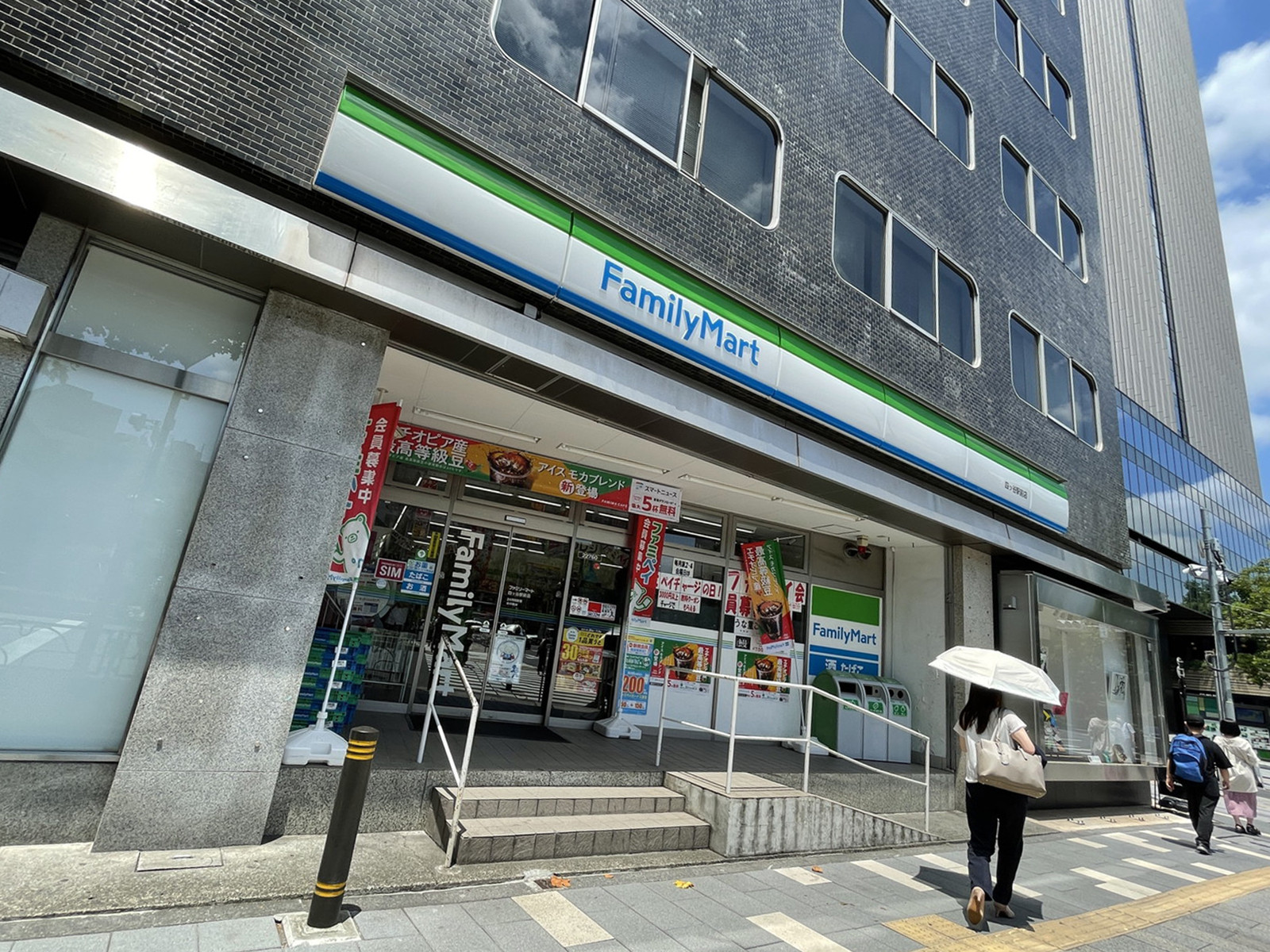 徒歩1分のファミリーマート四ッ谷駅前店