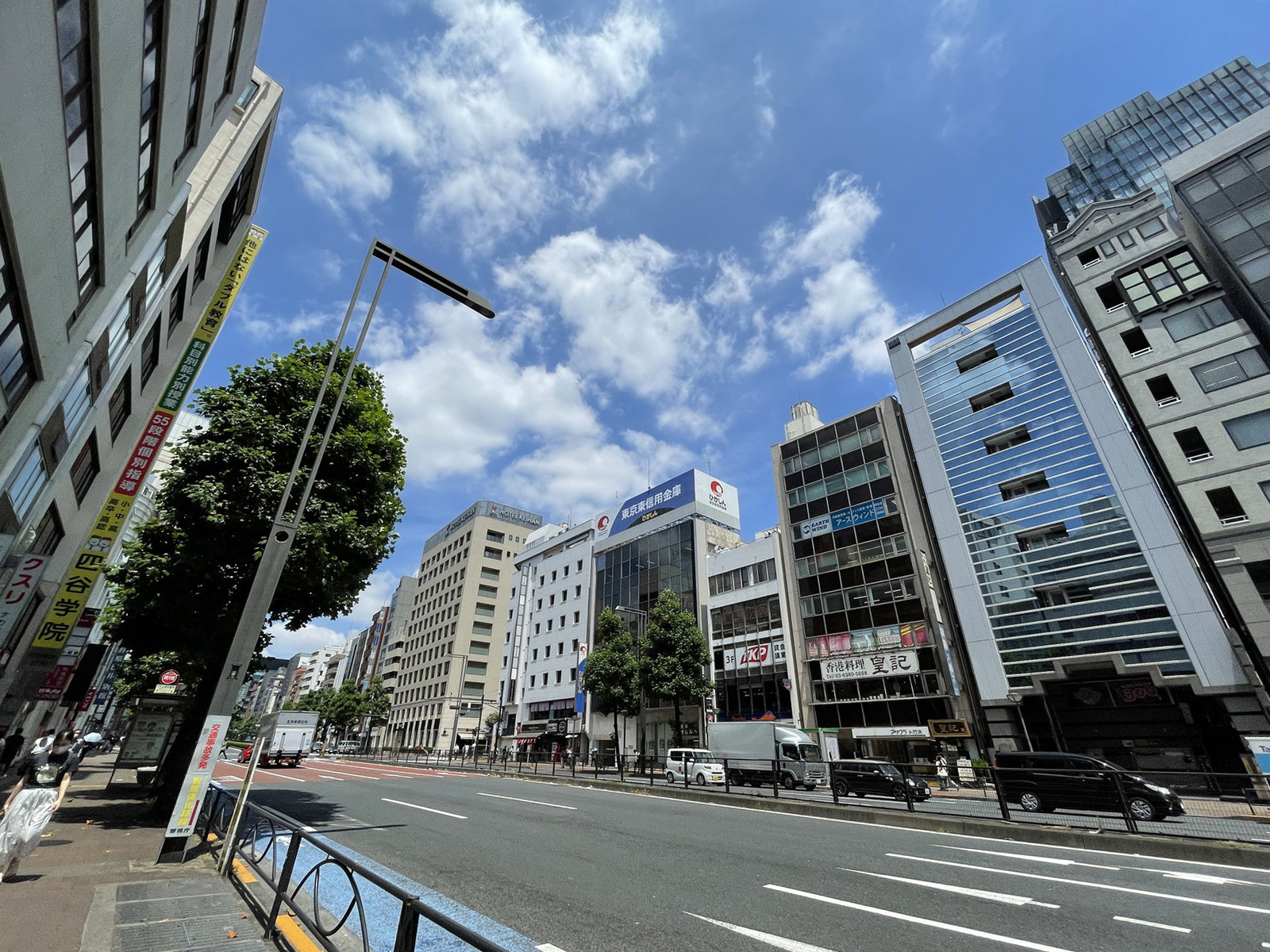 三宅ビル前面の新宿通り