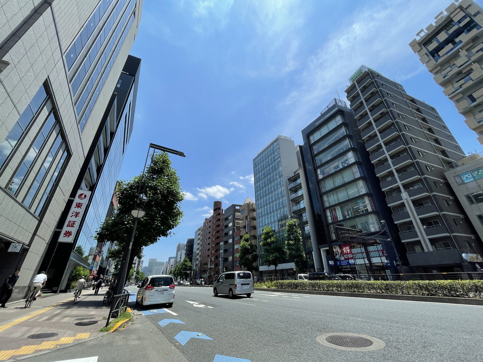 JLBグランエクリュ四谷前面の新宿通り