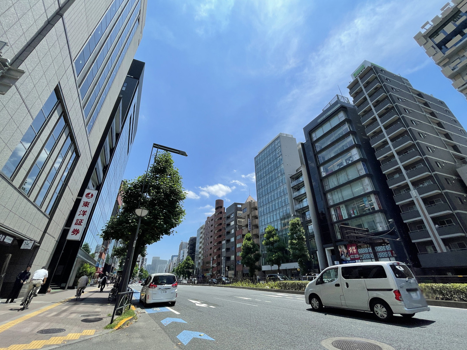 四谷ISYビル前面の新宿通り