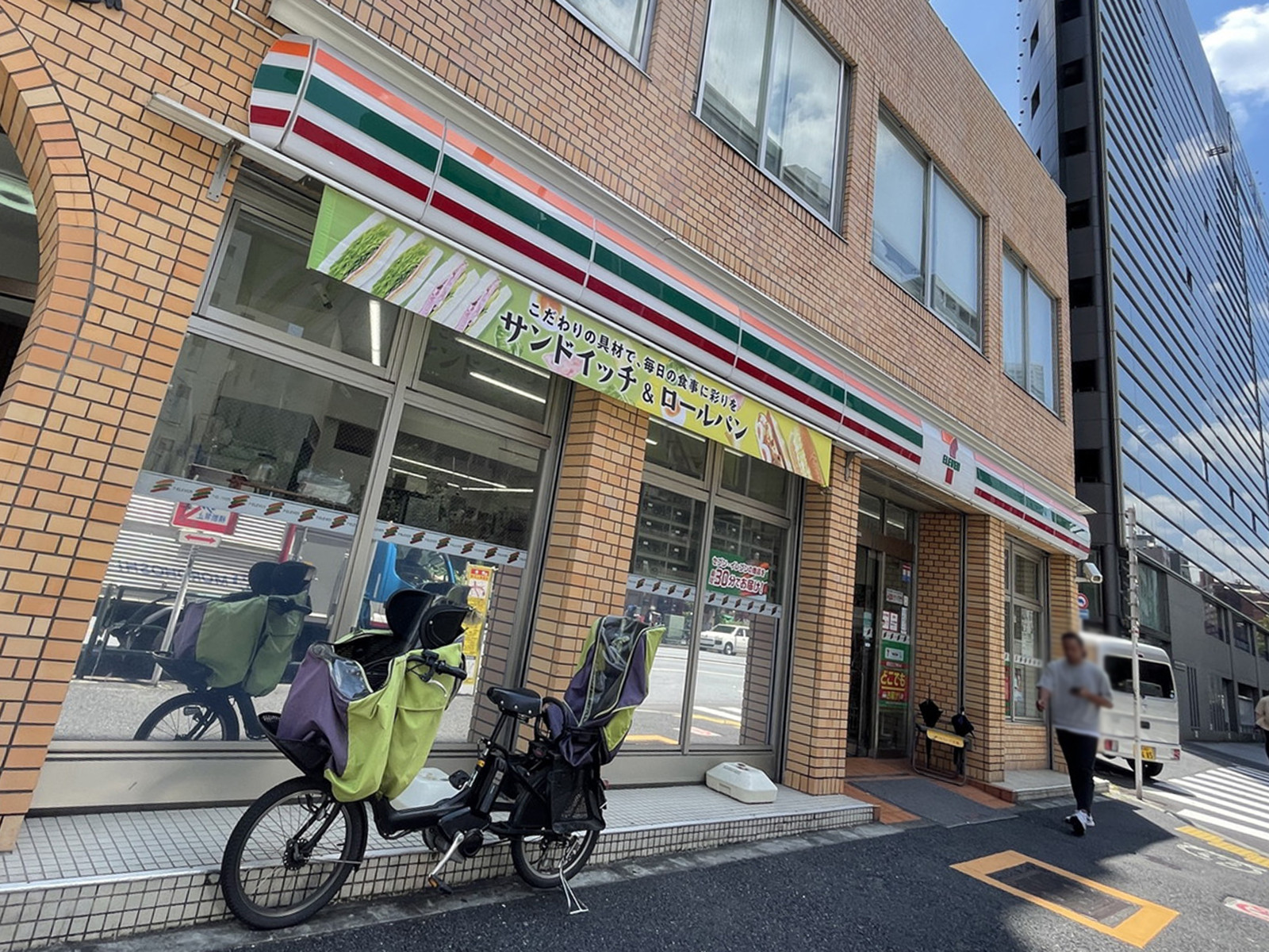 徒歩1分のセブンイレブン新宿曙橋駅西店