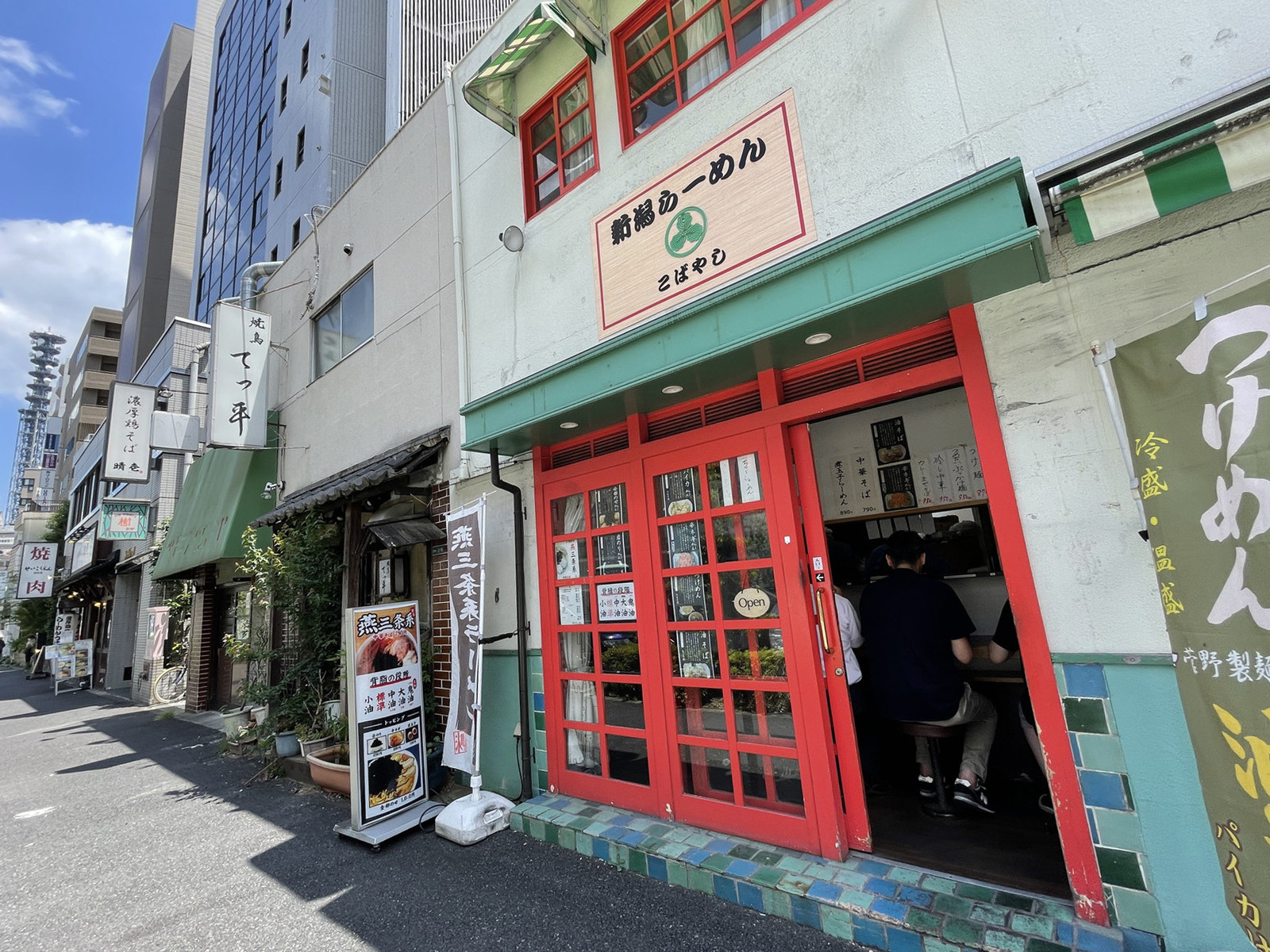 周辺には飲食店が点在
