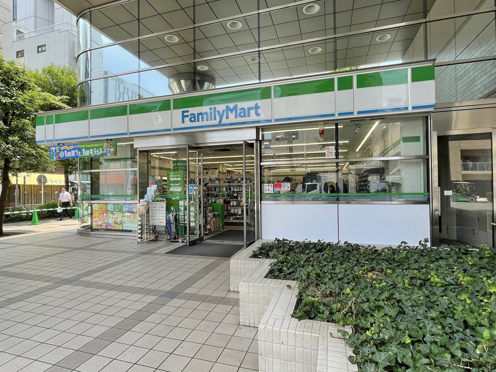 徒歩1分のファミリーマート芝2丁目店
