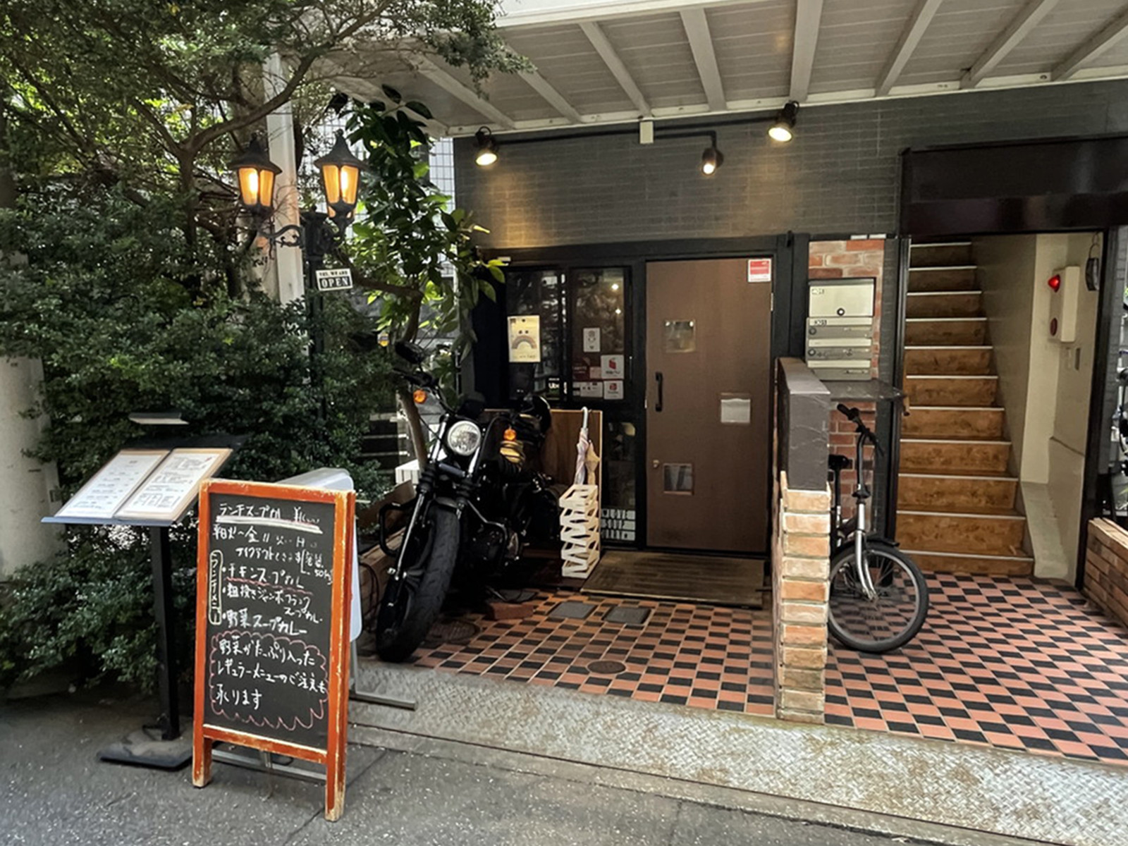 徒歩圏内には飲食店が点在
