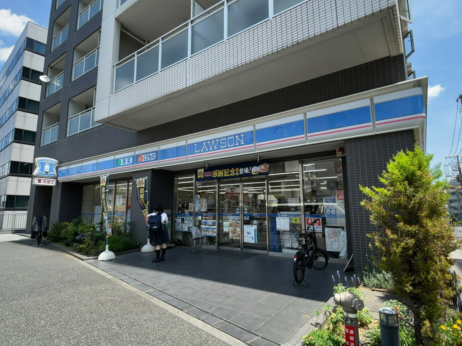 徒歩5分のローソン 新宿荒木町店