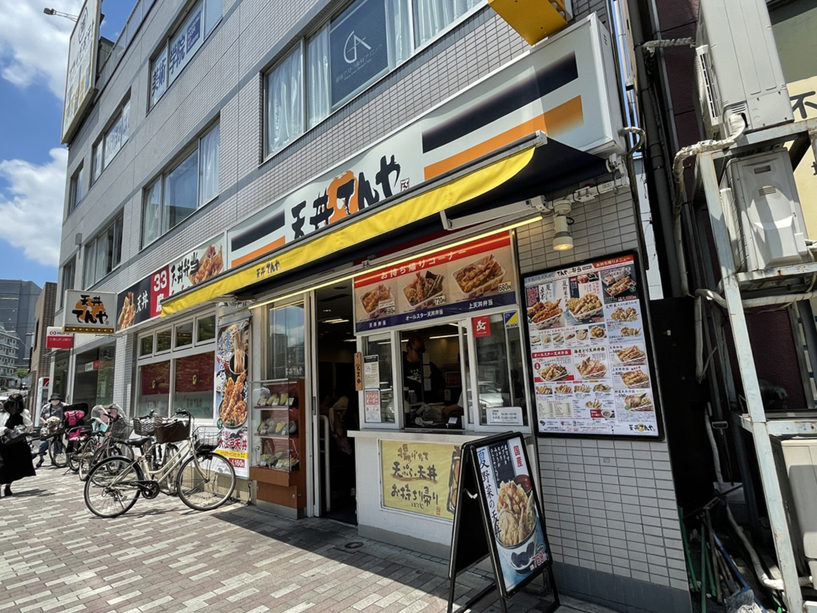 駅周辺には飲食店が点在