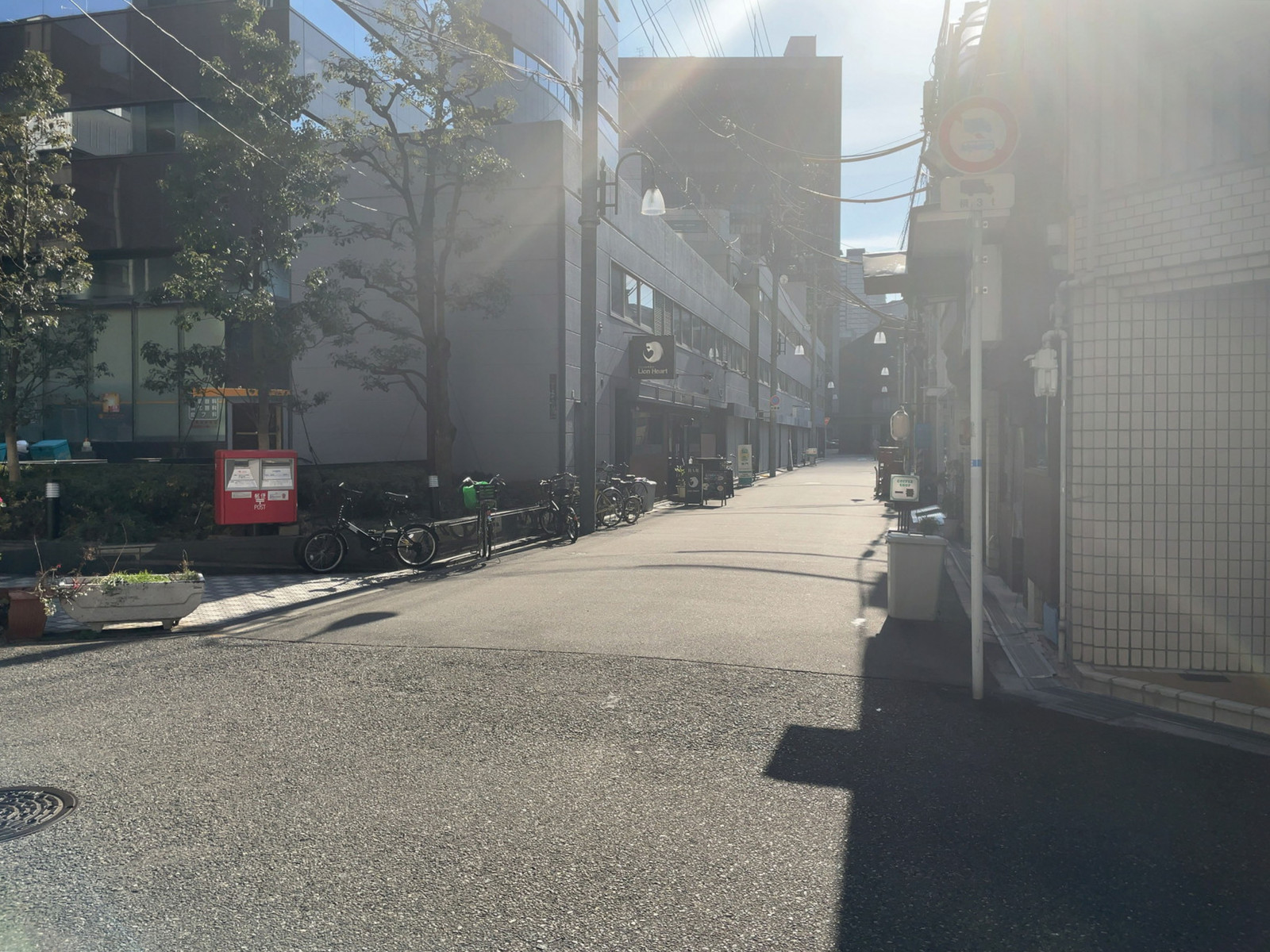 ライジングビル前面の通り