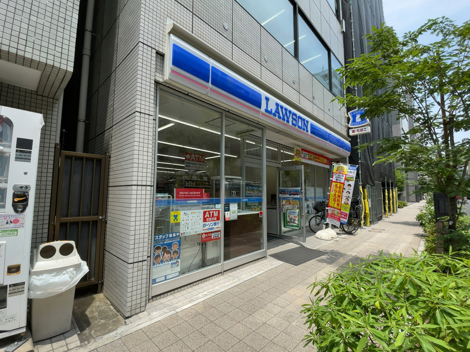 徒歩2分のローソン 東日本橋二丁目店