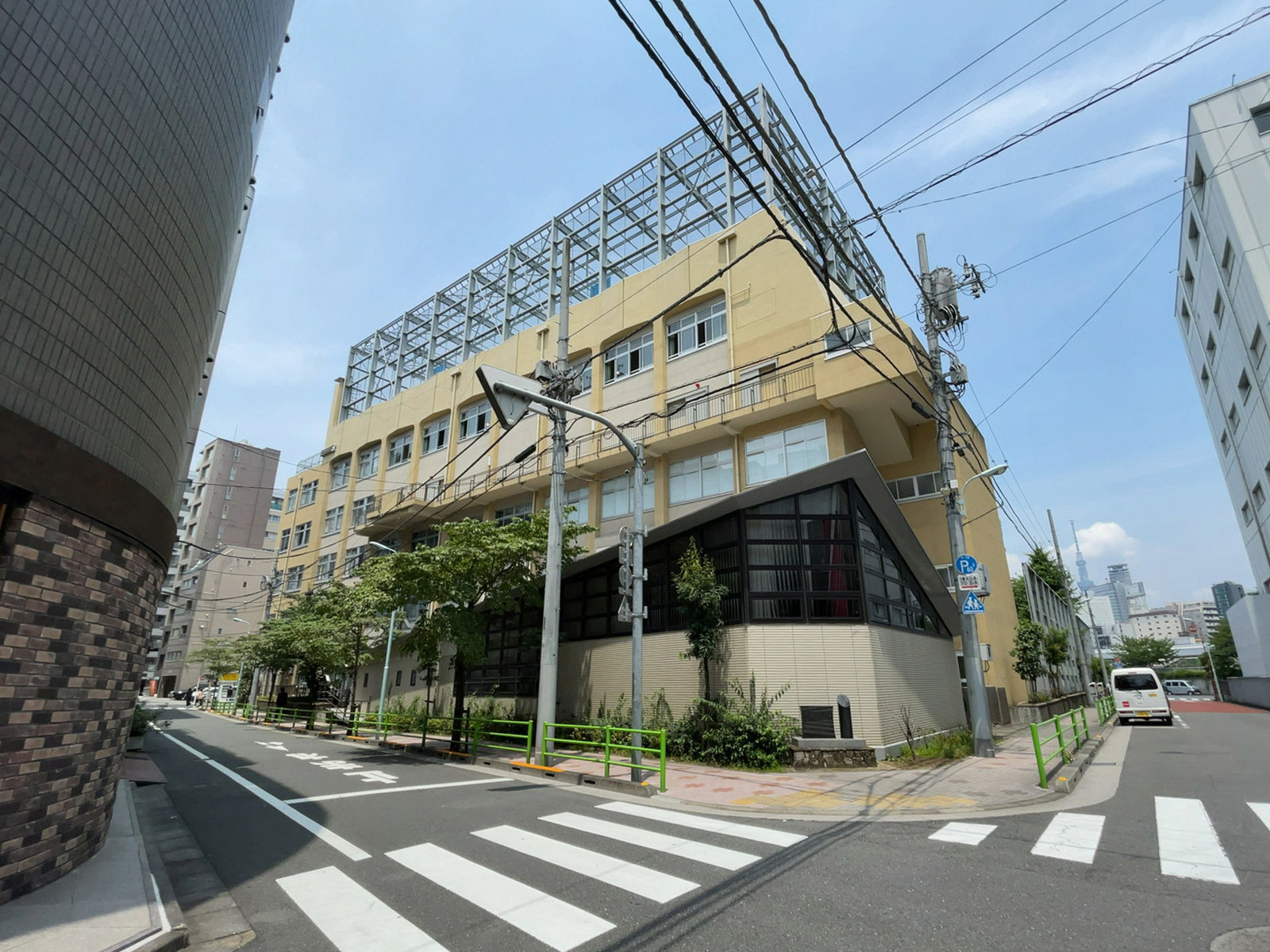 近くの中央区立日本橋中学校