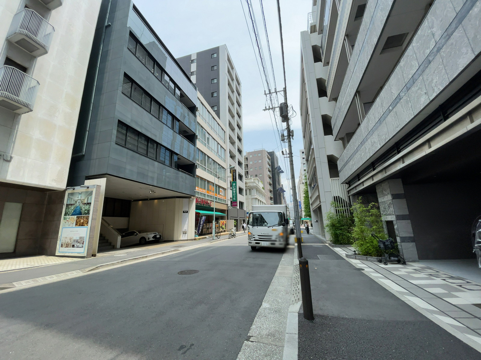 英守東京ビル前面の通り