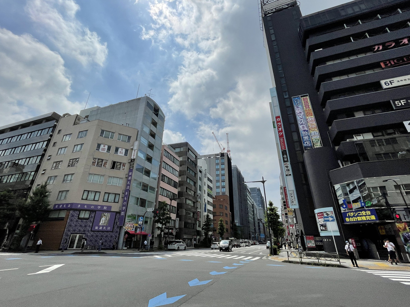 KYYビルディング前面の中央通り