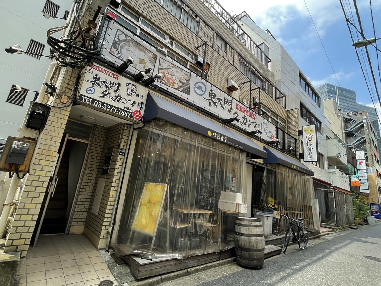 周辺には飲食店が点在