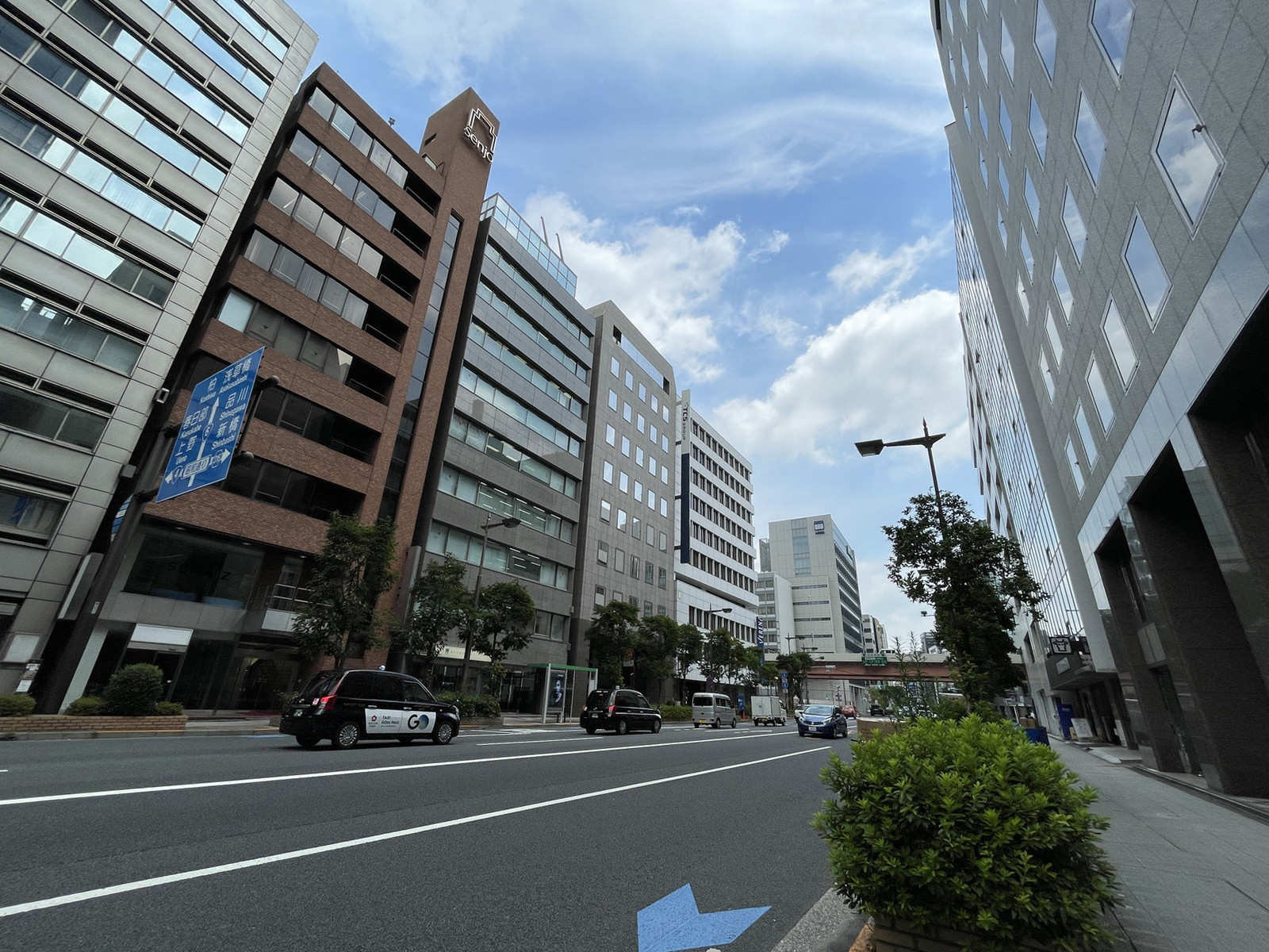 新日本橋ビル前面の通り