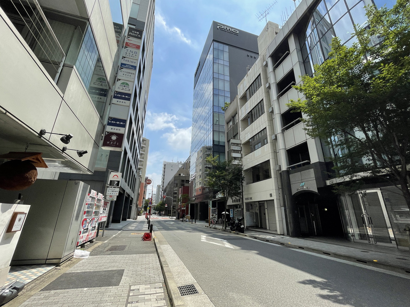 日本橋内山ビル前面の通り