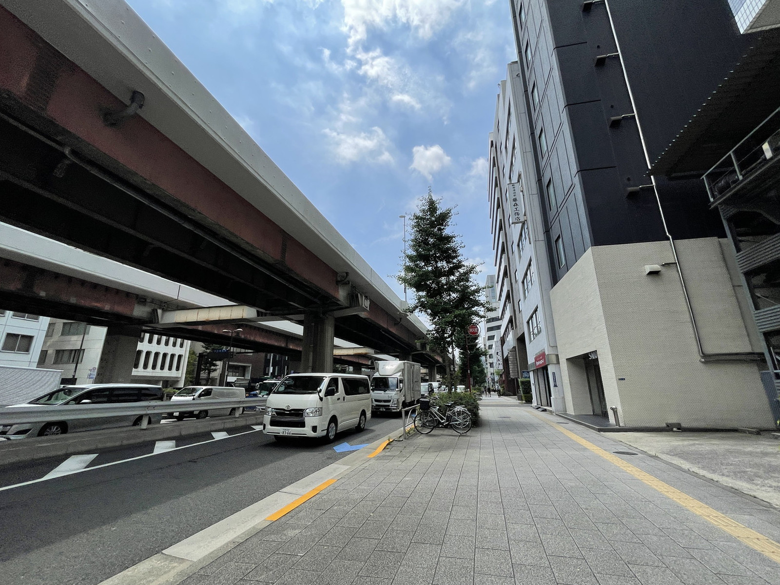 HR・NET日本橋ビル前面の通り