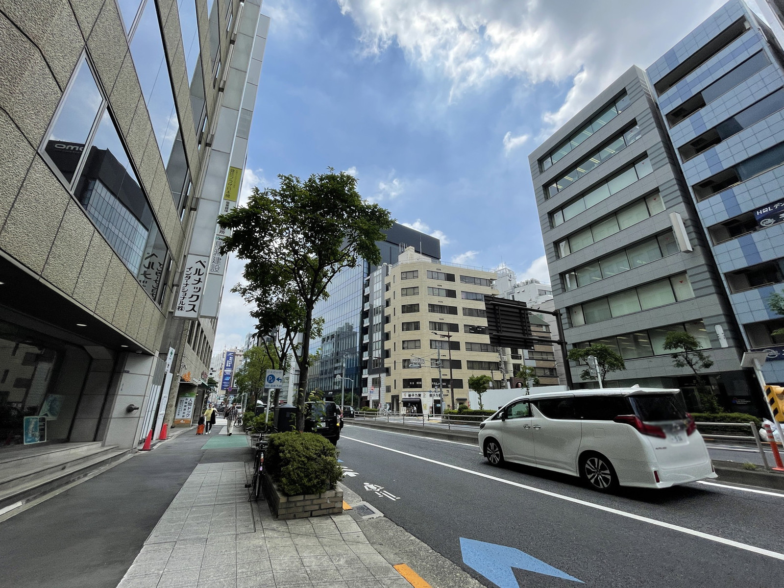 岩月日本橋ビル前面の通り