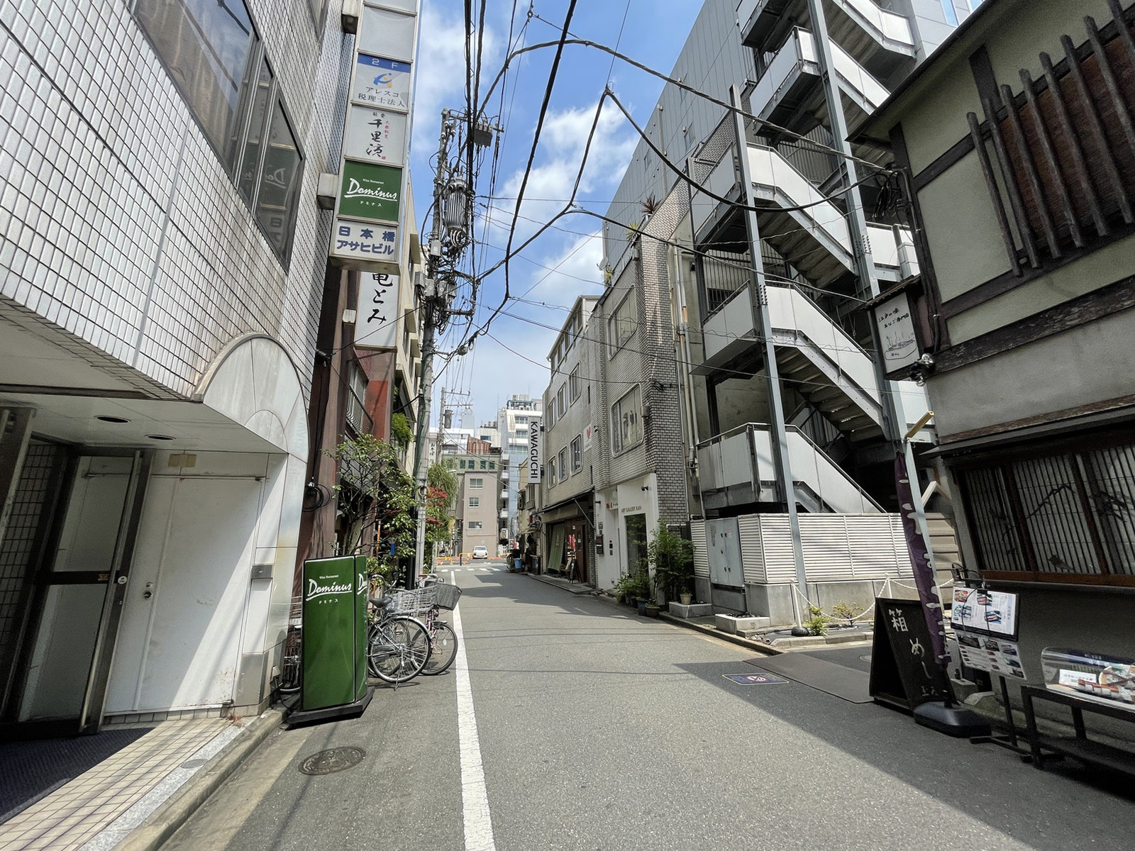 室四ビル前面の通り