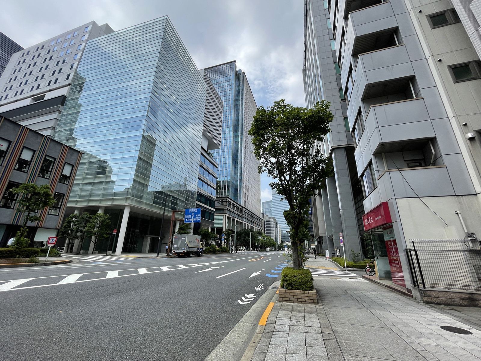 東短室町ビル前面の通り