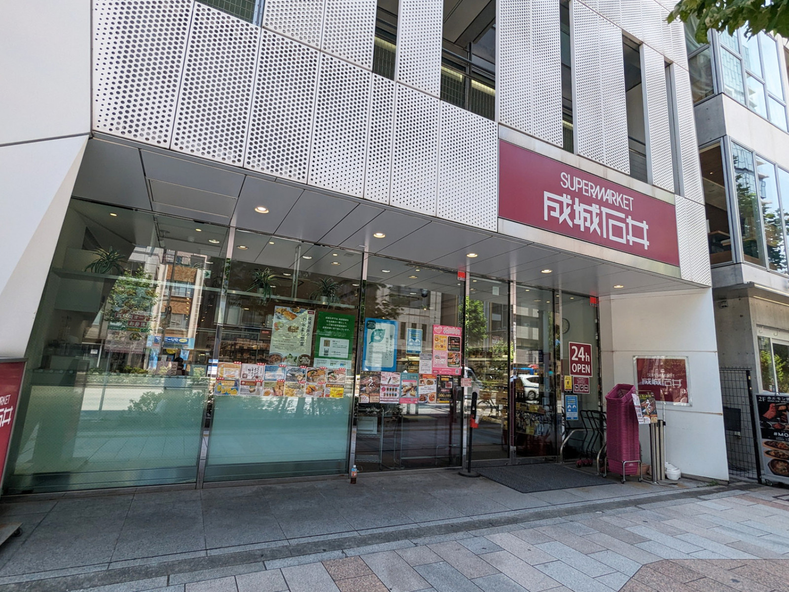 向かいの成城石井 神保町店