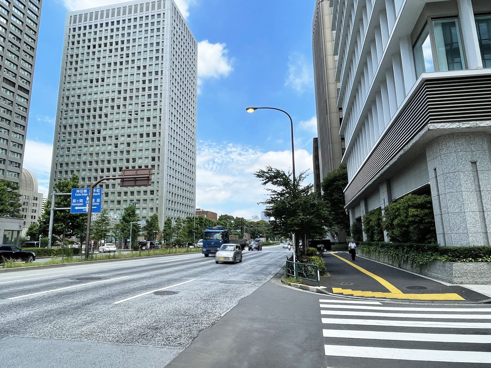 航空会館前面の日比谷通り