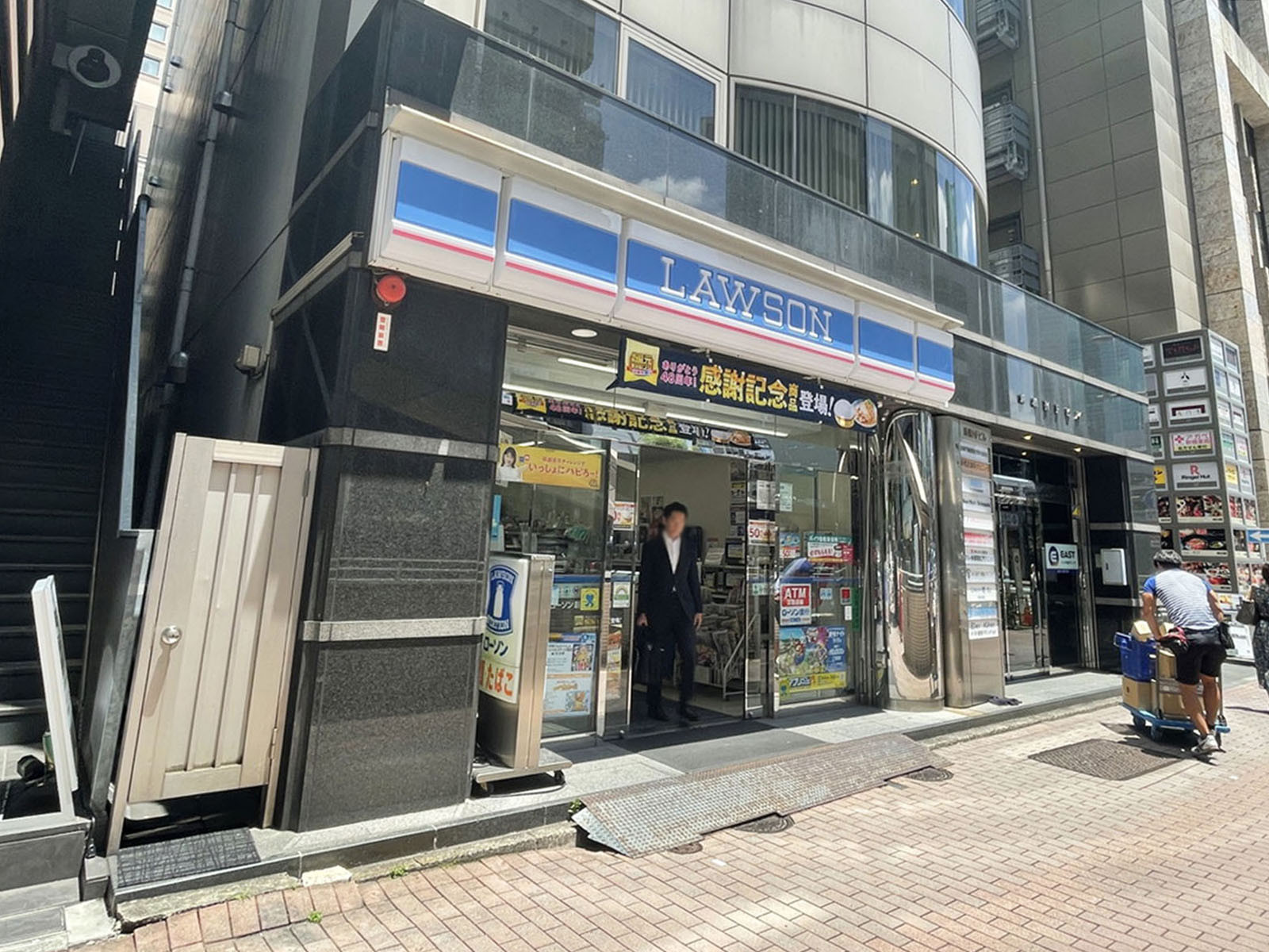 徒歩2分の並びのローソン 新橋一丁目店