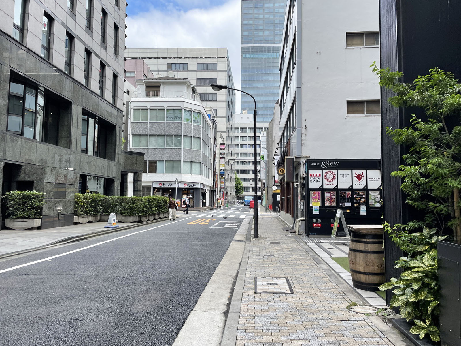 池伝ビル前面の通り