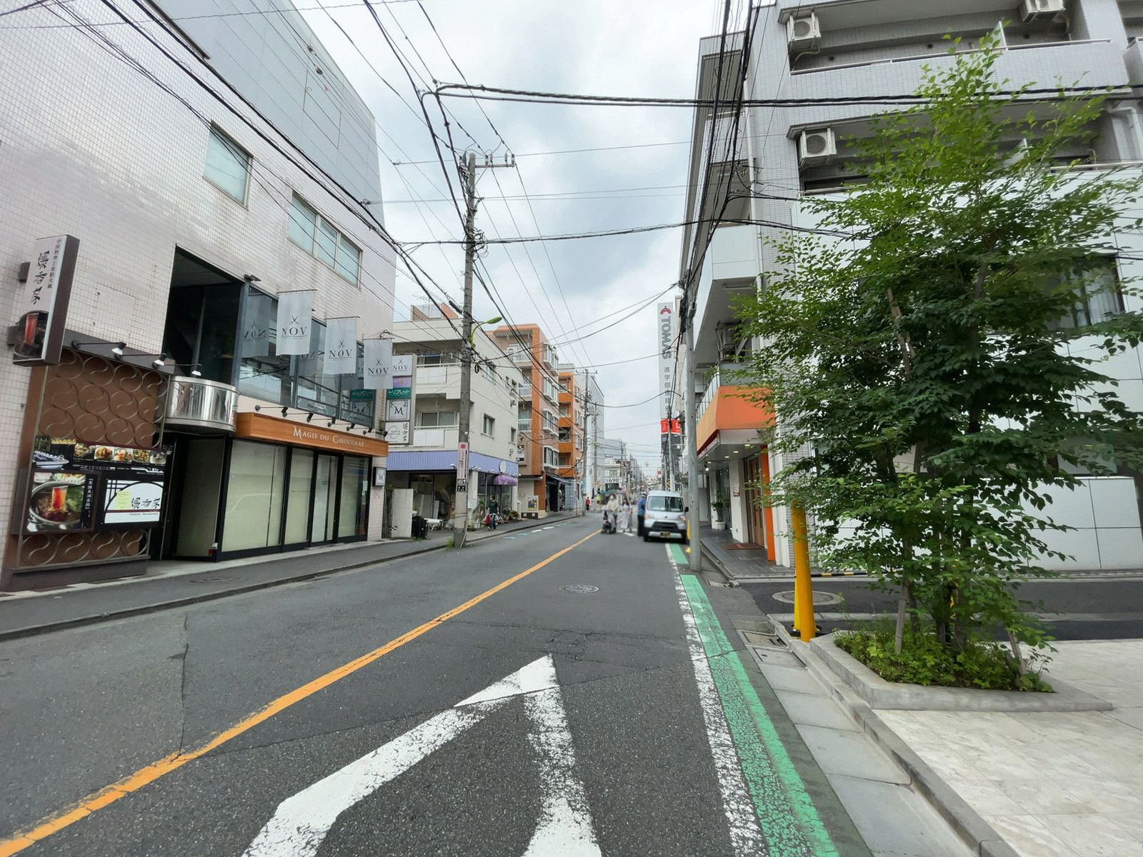 ビル前の学園通り
