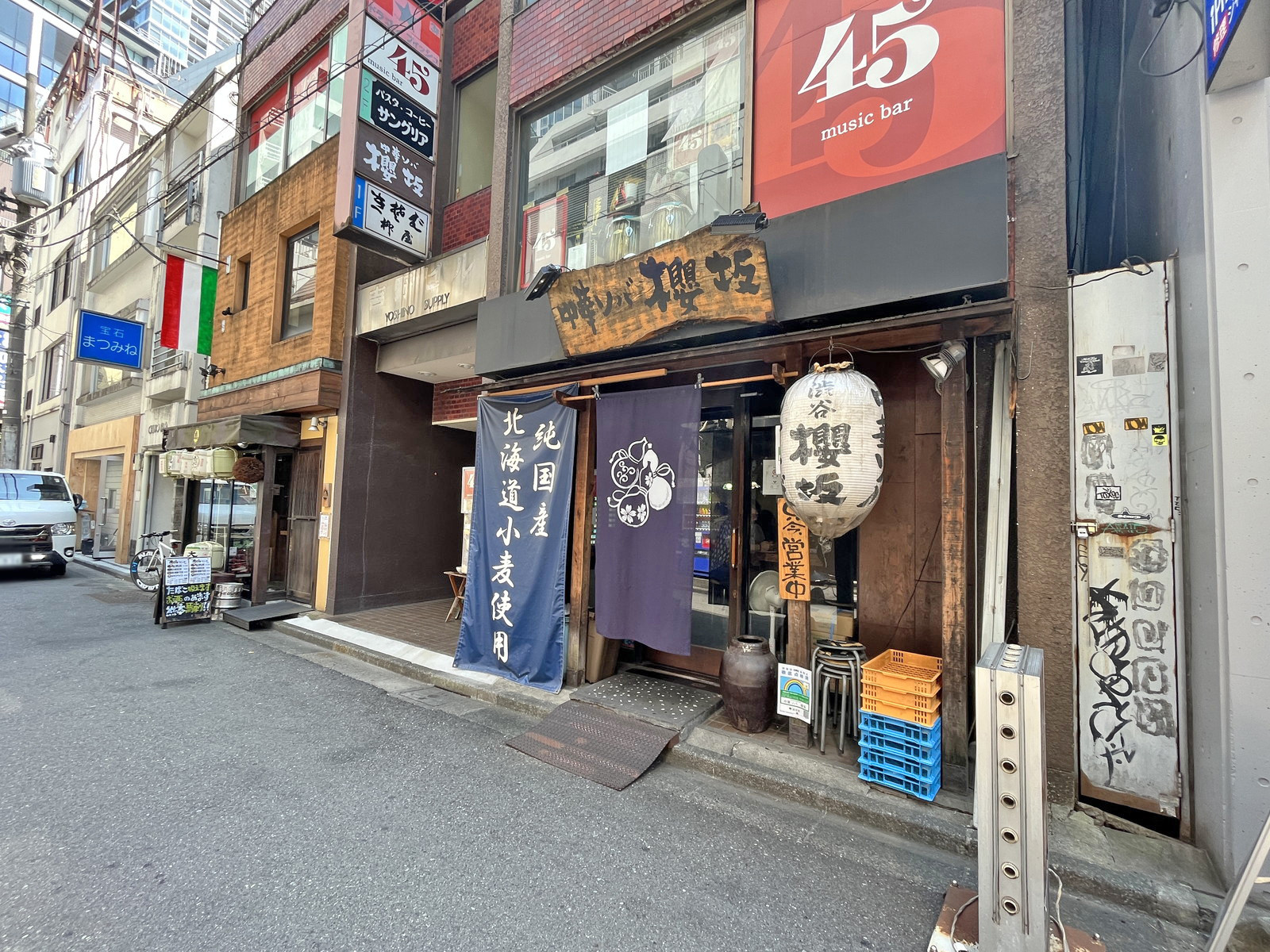 付近には飲食店が充実