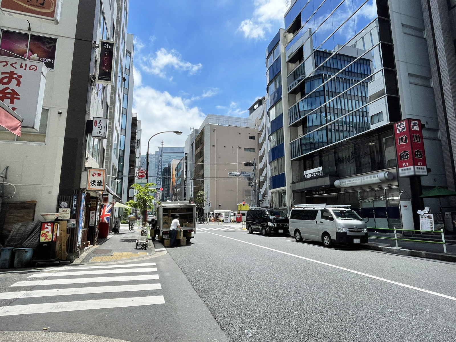 西新橋安田ユニオンビル前面の通り