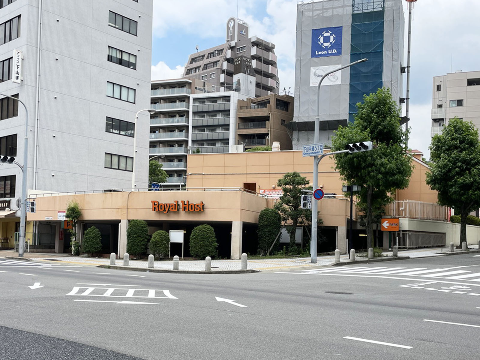 近くのロイヤルホスト下山手店