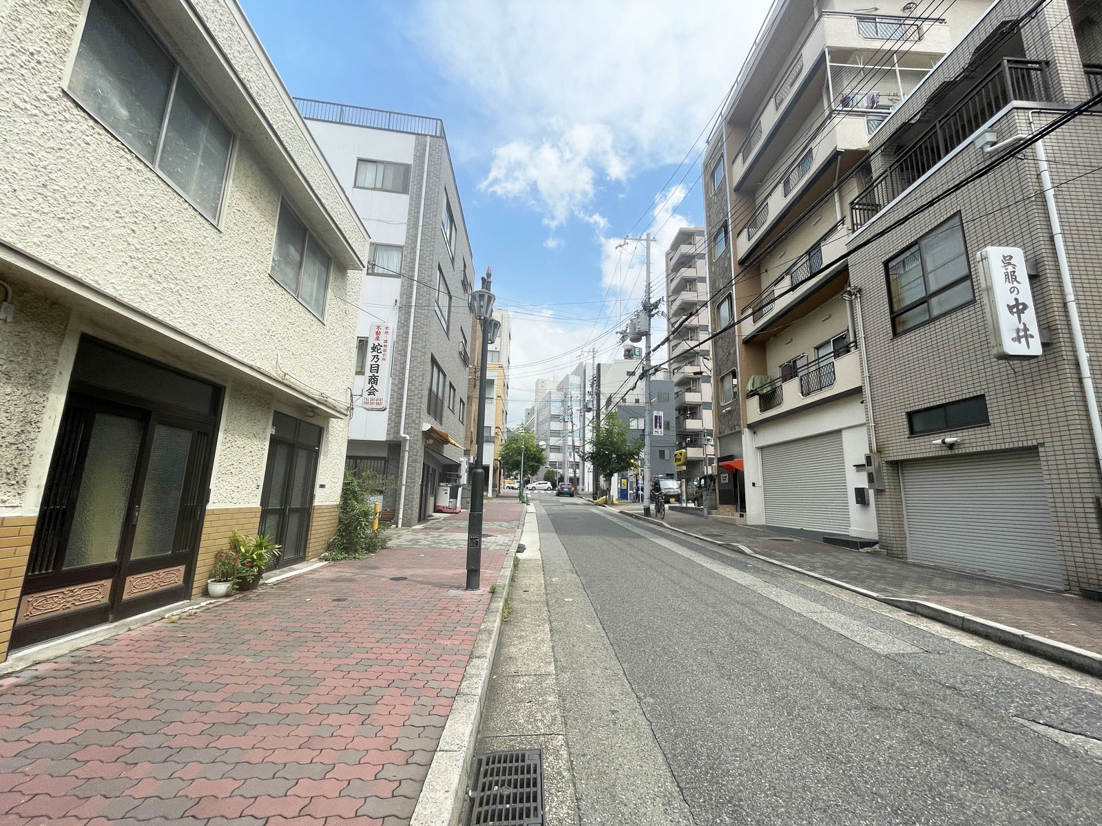 オフィスビル前面の通り