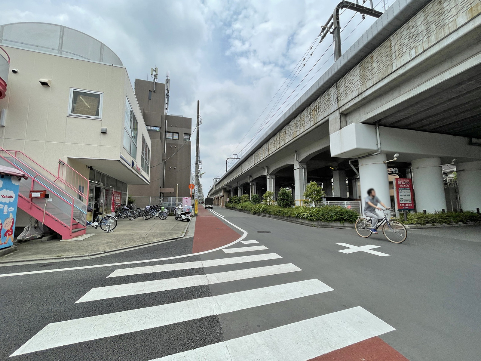 ダイアカラービル前面の通り
