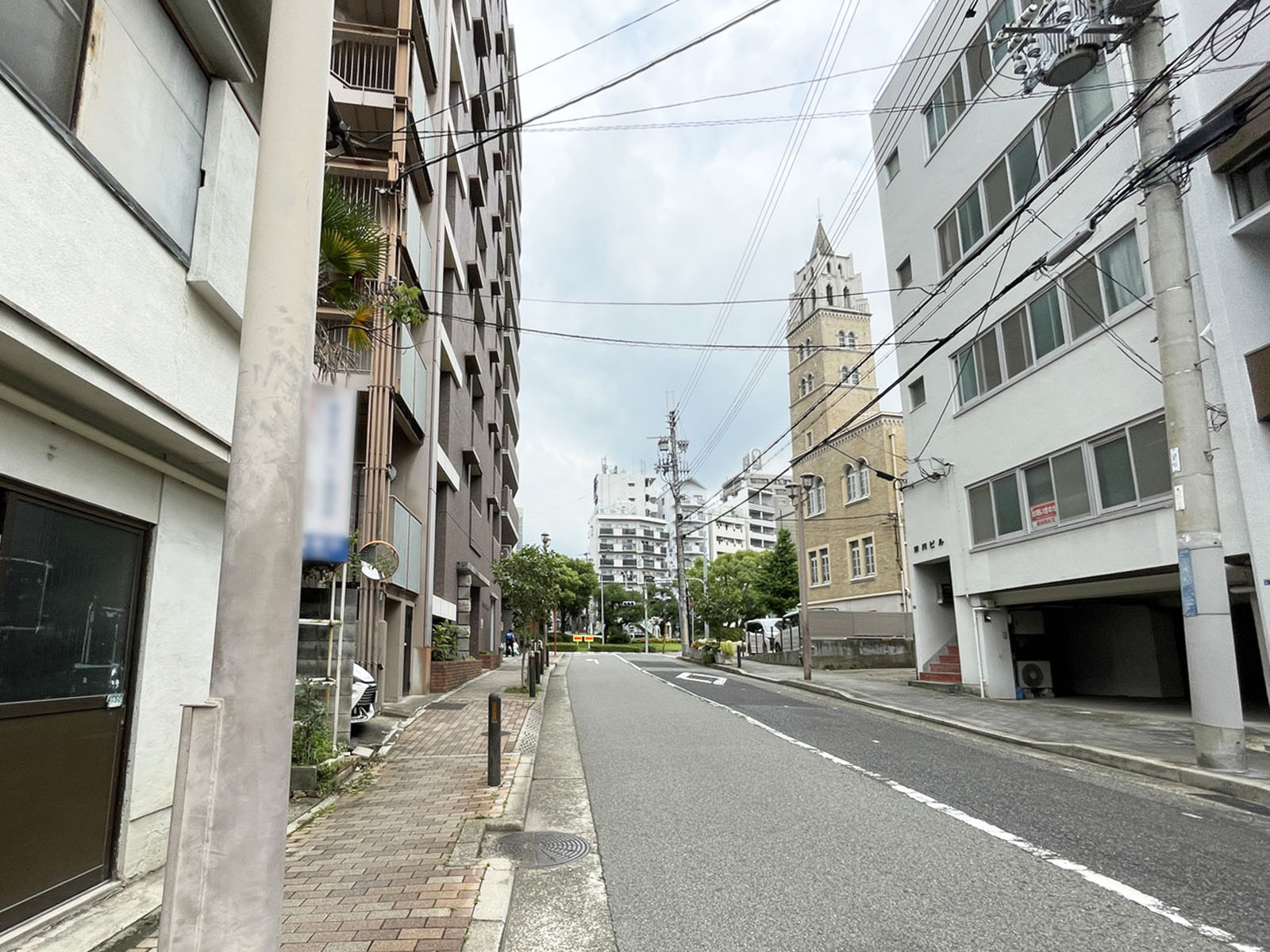 オフィスビル前面の通り