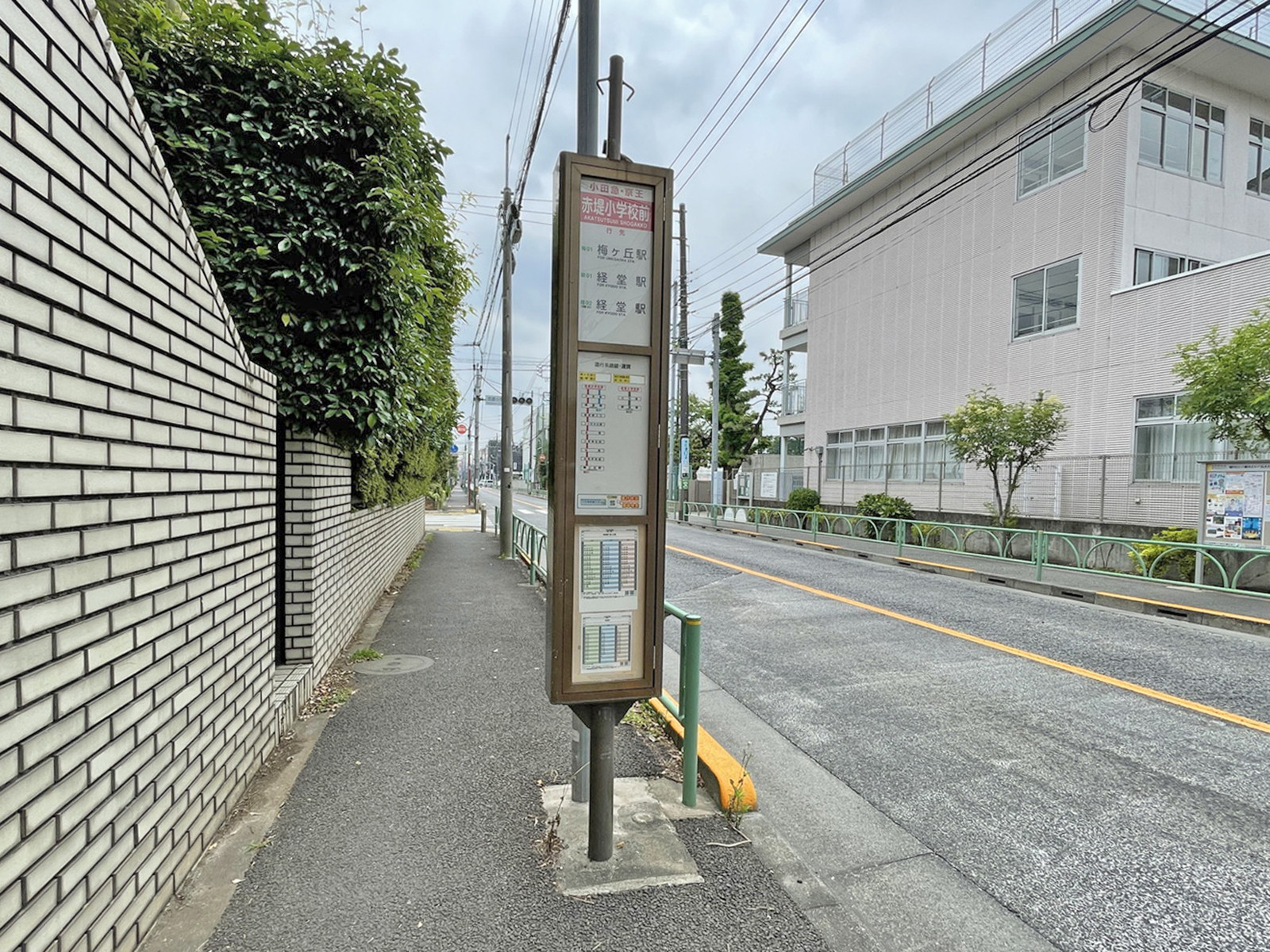徒歩3分のバス停「赤堤小学校前」