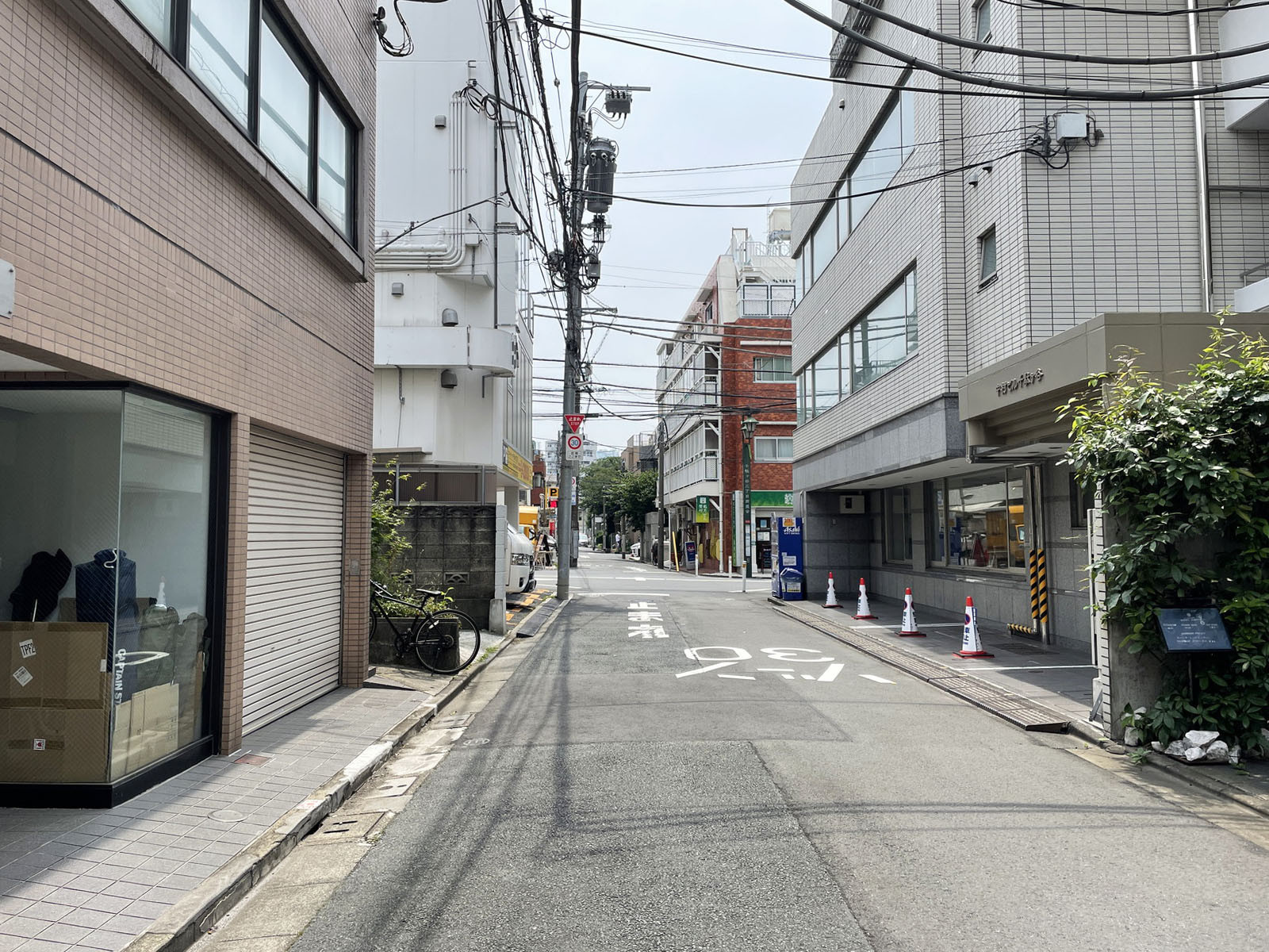 モデリアブリュット北参道前面の通り
