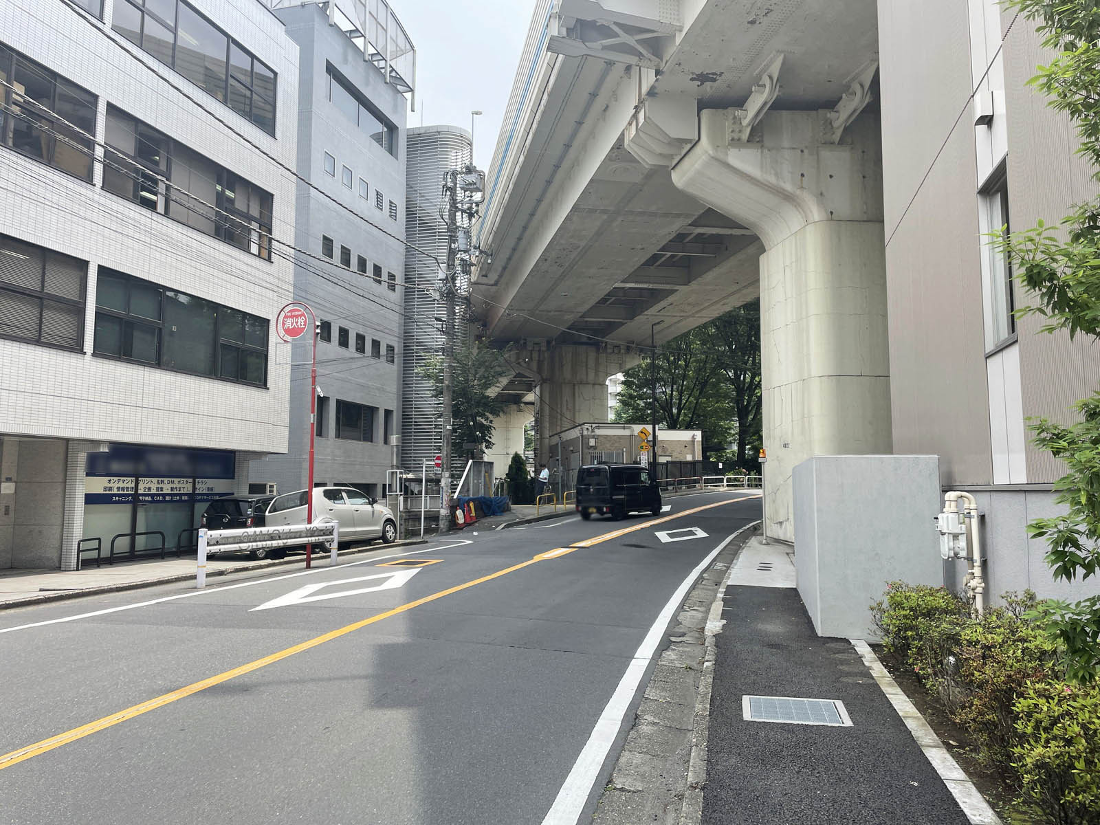 新代々木ビル前面の通り