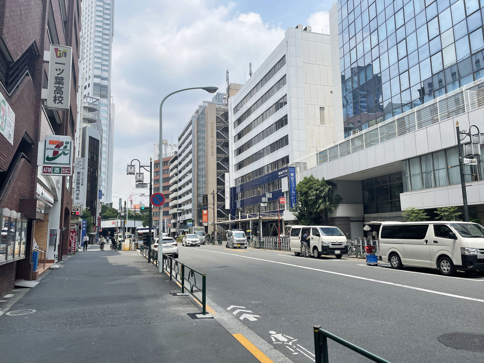 オダカビル前面の四谷角筈線