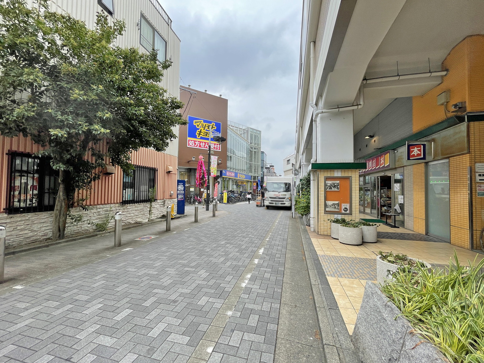 ちとふなサバンクビル前面の通り