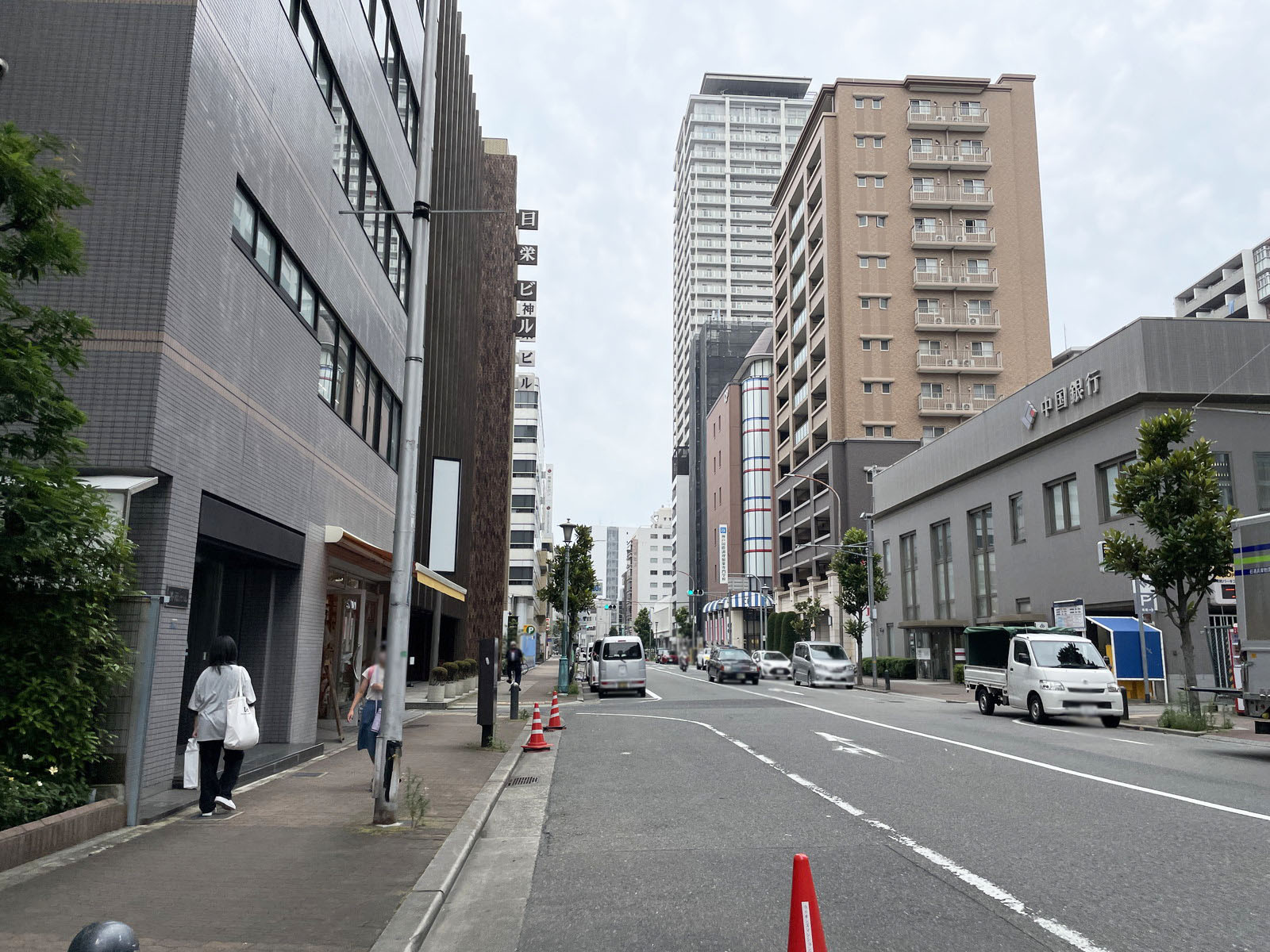 共栄ビル前面の通り