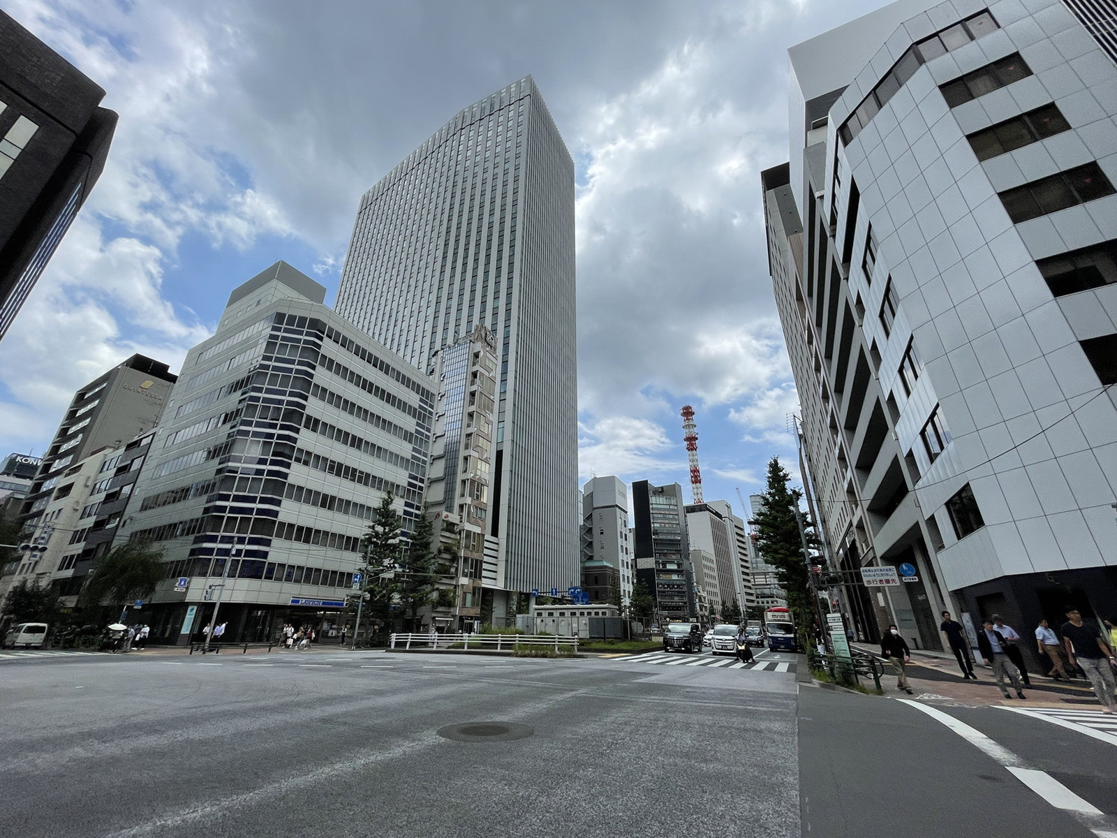 KEC銀座ビル前面の通り