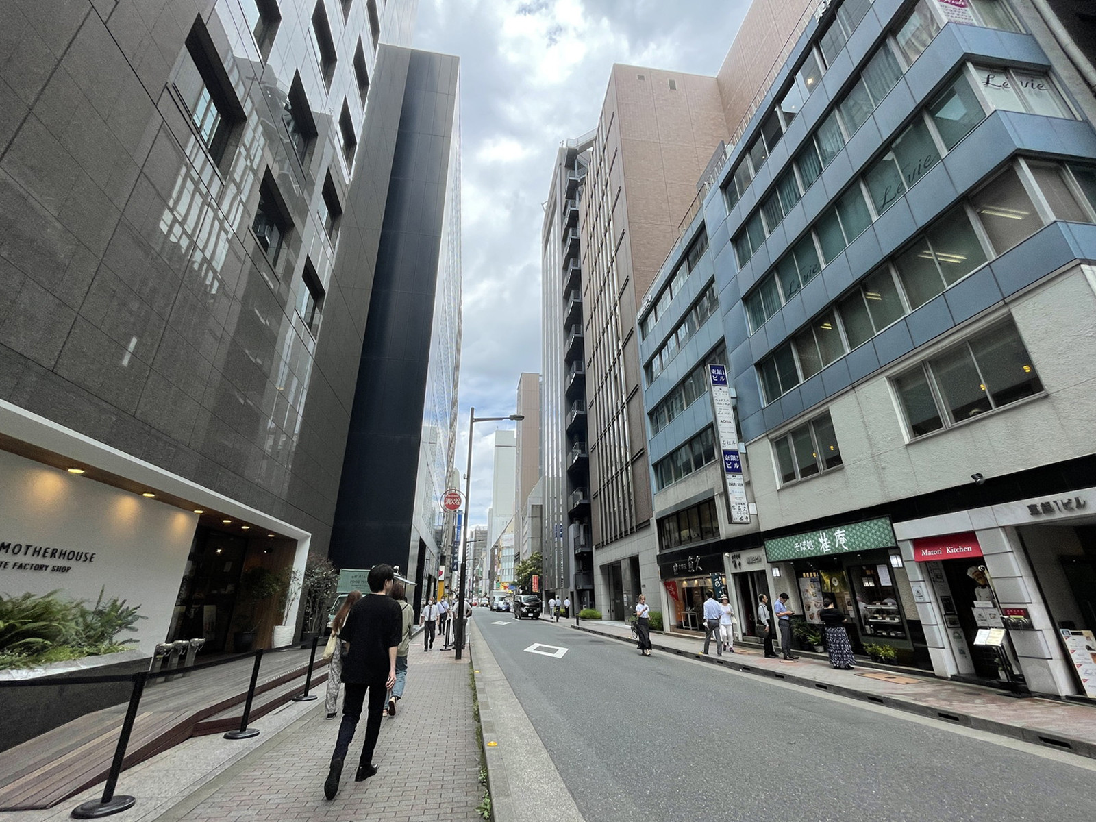 東銀2ビル前面の通り