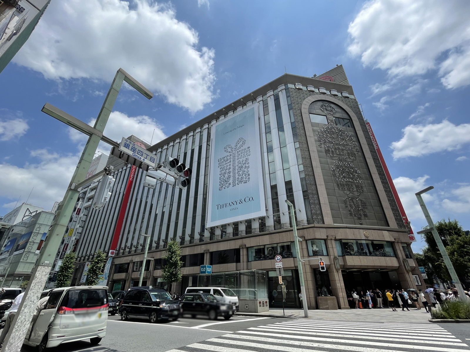 付近の銀座三越