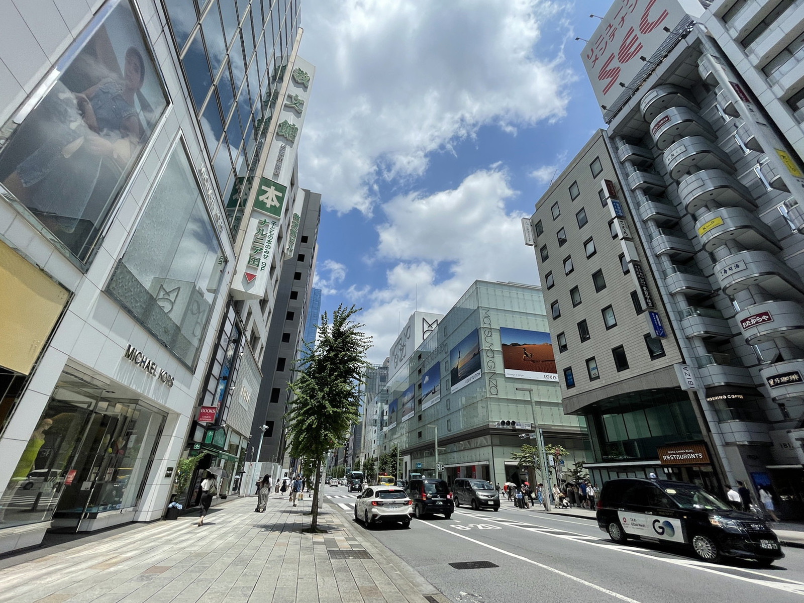 銀座シルクビル前面の銀座通り