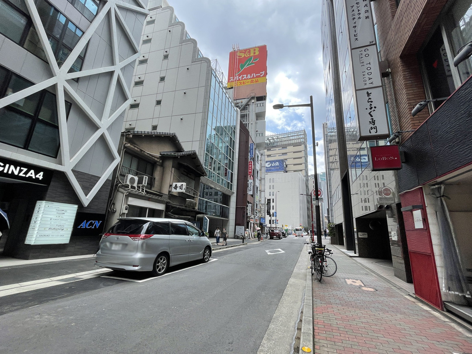 陽光銀座三原橋ビル前面の通り